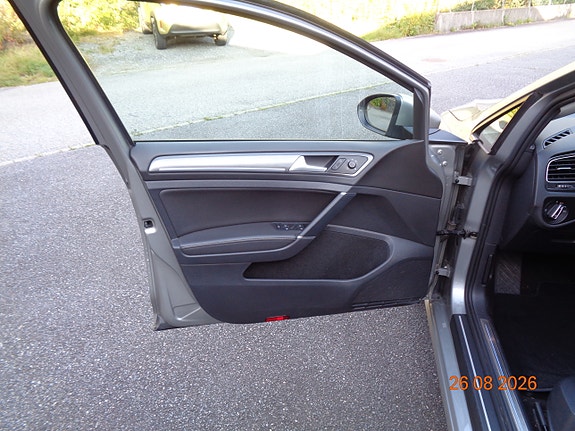Volkswagen e-Golf VII 18 of 27