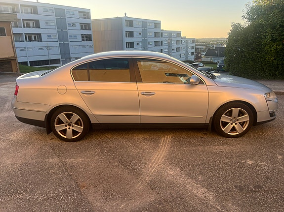 Volkswagen Passat 2 of 30