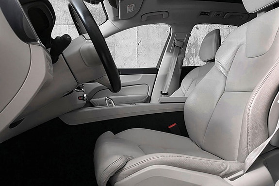 Volvo XC60 13 of 30