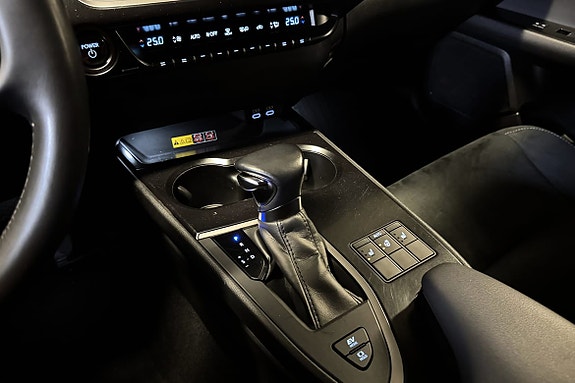 Lexus UX250h 16 of 19