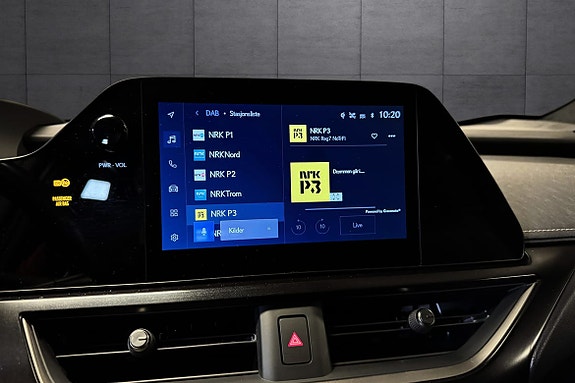 Lexus UX250h 17 of 19