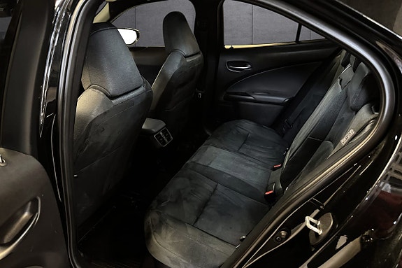 Lexus UX250h 12 of 19