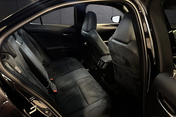 Lexus UX250h 13 of 19