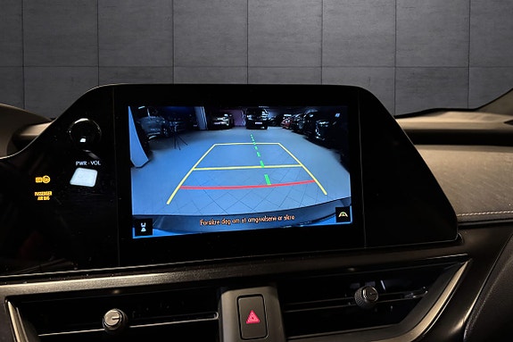 Lexus UX250h 18 of 19