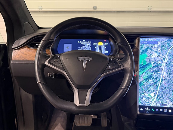 Tesla Model X 21 of 30