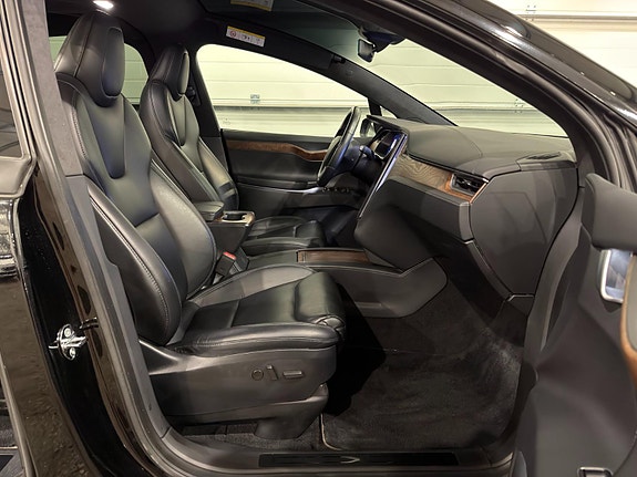 Tesla Model X 10 of 30