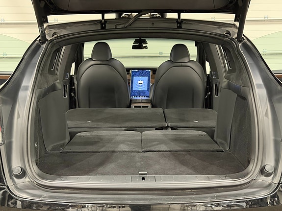 Tesla Model X 18 of 30