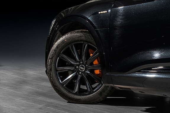 Audi e-tron 9 of 29