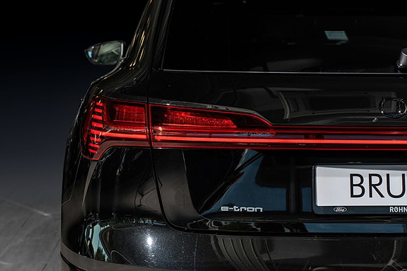 Audi e-tron 8 of 29