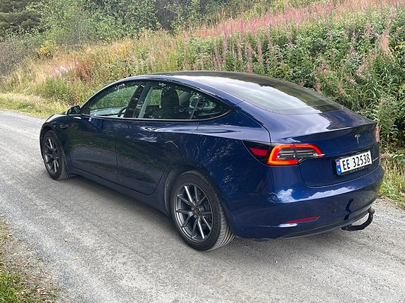 Tesla Model 3 4 of 6