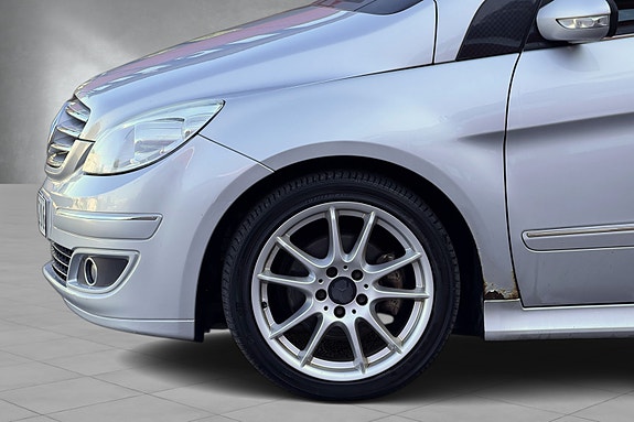 Mercedes-Benz B180 d 2 of 20