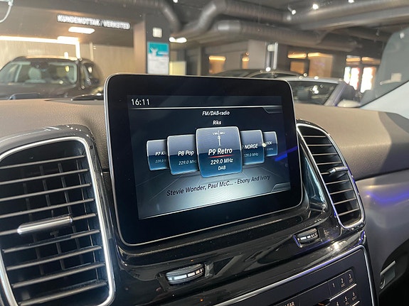 Mercedes-Benz GLE500 e 28 of 30