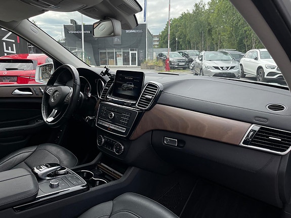 Mercedes-Benz GLE500 e 27 of 30