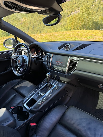 Porsche Macan 4 13 of 26