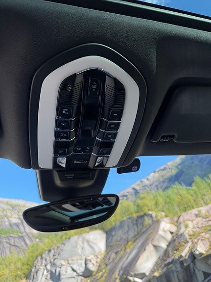 Porsche Macan 4 18 of 26