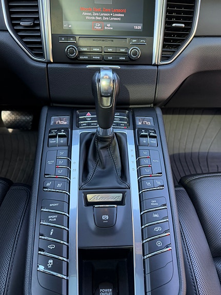 Porsche Macan 4 11 of 26