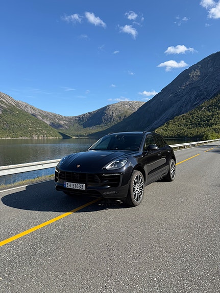 Porsche Macan 4 2 of 26