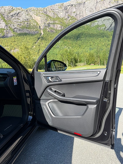 Porsche Macan 4 15 of 26