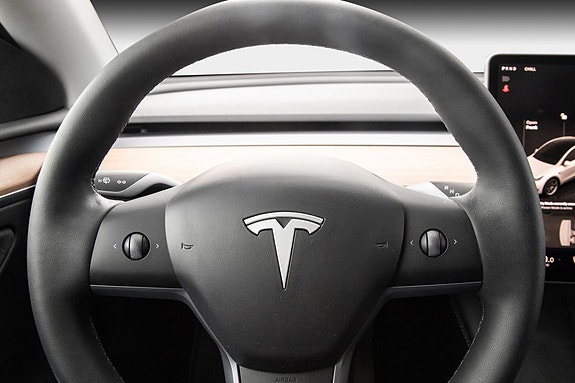 Tesla Model Y 23 of 28