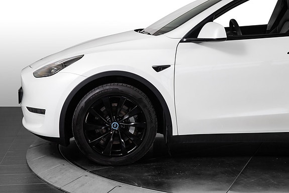 Tesla Model Y 4 of 28