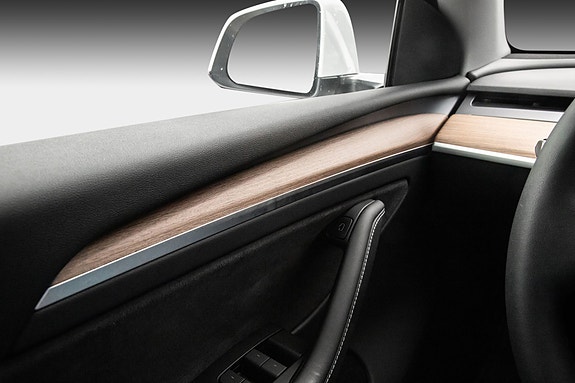 Tesla Model Y 18 of 28
