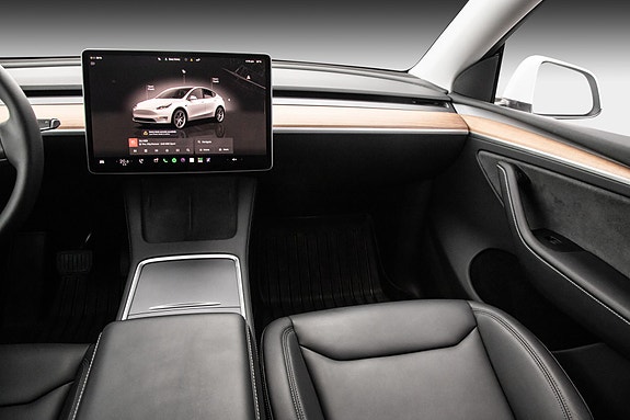 Tesla Model Y 17 of 28