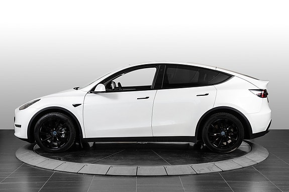 Tesla Model Y 5 of 28