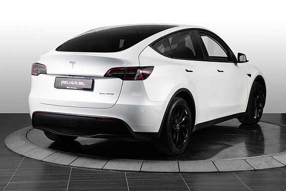 Tesla Model Y 8 of 28