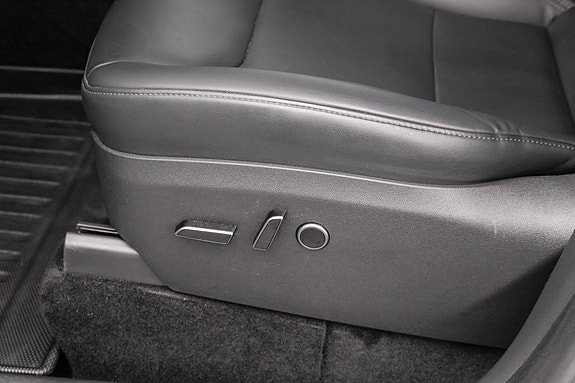 Tesla Model Y 19 of 28