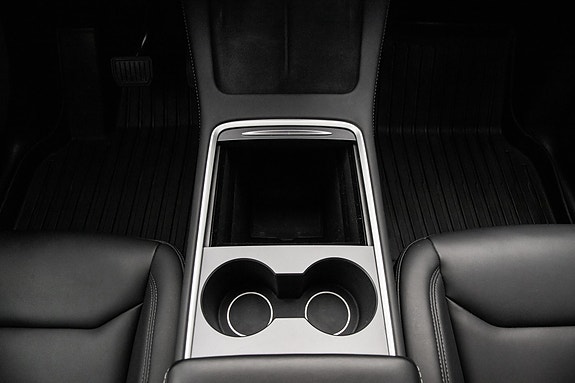Tesla Model Y 16 of 28