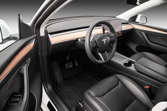Tesla Model Y 21 of 28