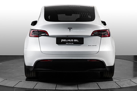 Tesla Model Y 7 of 28