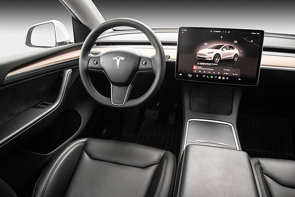 Tesla Model Y 22 of 28