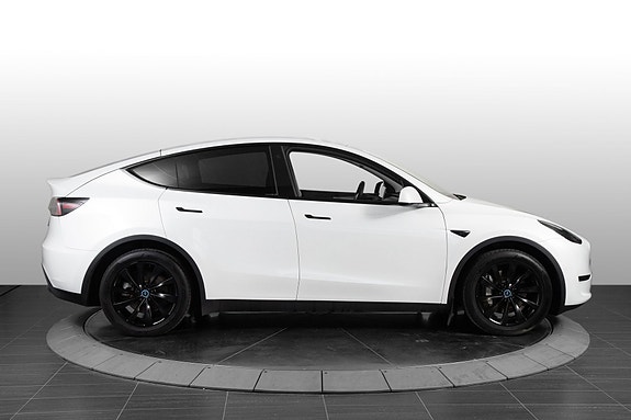 Tesla Model Y 9 of 28