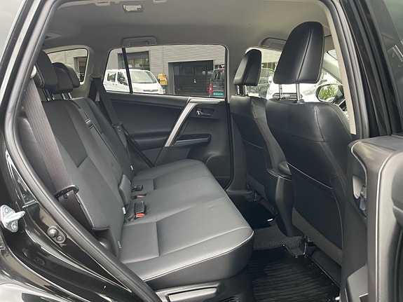 Toyota RAV4 14 of 30