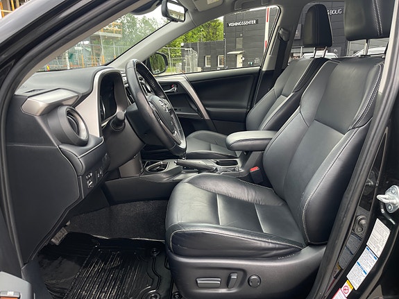 Toyota RAV4 12 of 30