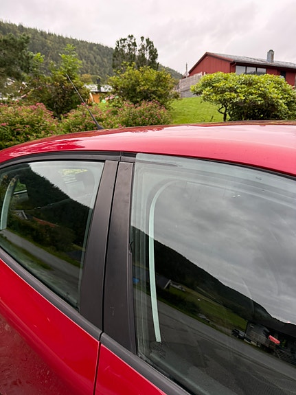 Peugeot 208 3 of 10