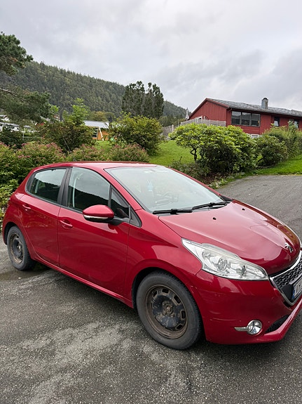 Peugeot 208 2 of 10