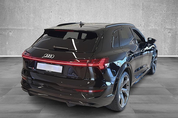 Audi e-tron S 12 of 30