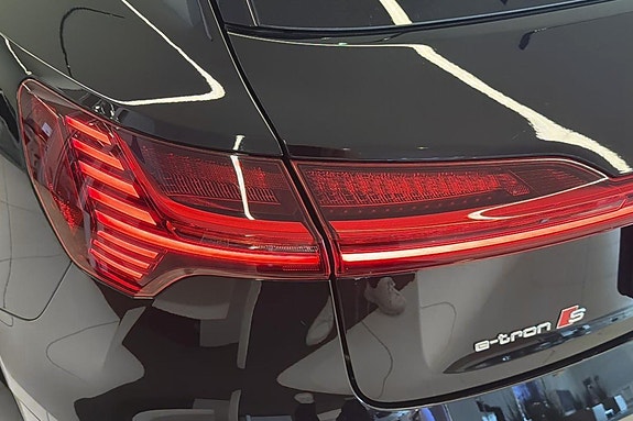 Audi e-tron S 14 of 30