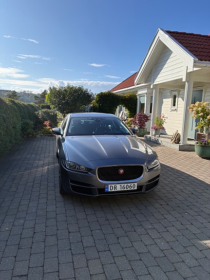 Jaguar XE 3 of 6
