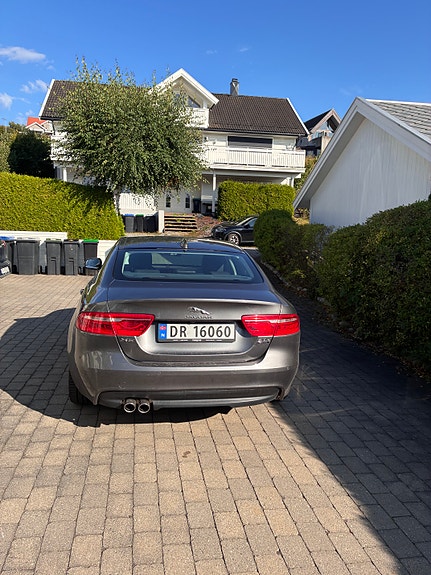 Jaguar XE 2 of 6