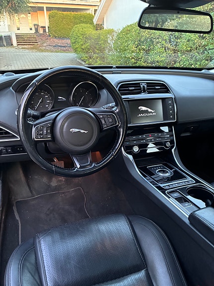 Jaguar XE 5 of 6