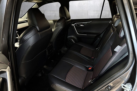 Toyota RAV4 Plug-in Hybrid 12 of 24