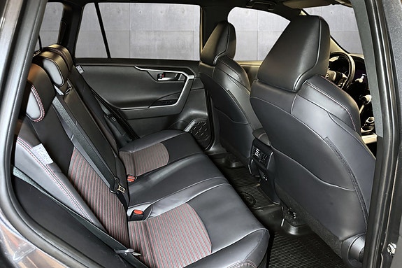 Toyota RAV4 Plug-in Hybrid 13 of 24