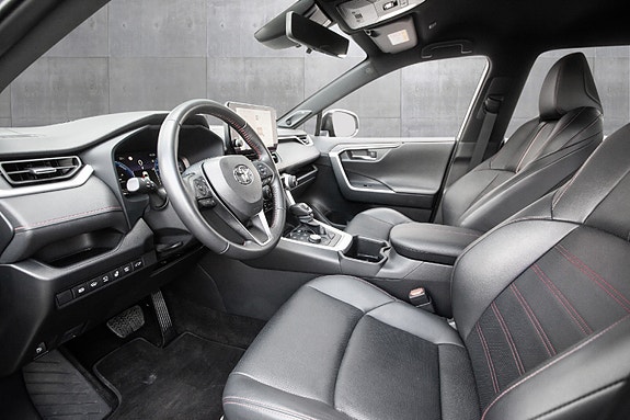 Toyota RAV4 Plug-in Hybrid 8 of 19