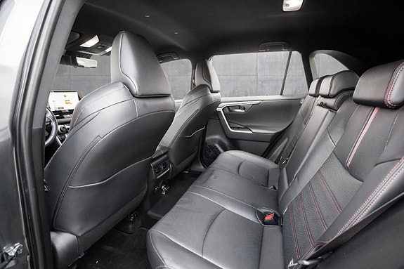 Toyota RAV4 Plug-in Hybrid 14 of 19