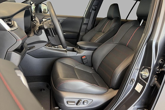 Toyota RAV4 Plug-in Hybrid 12 of 29