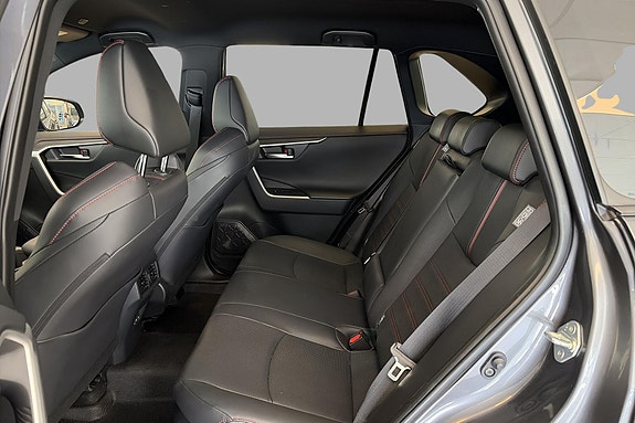 Toyota RAV4 Plug-in Hybrid 13 of 29