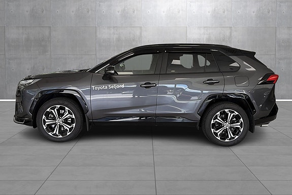 Toyota RAV4 Plug-in Hybrid 2 of 29